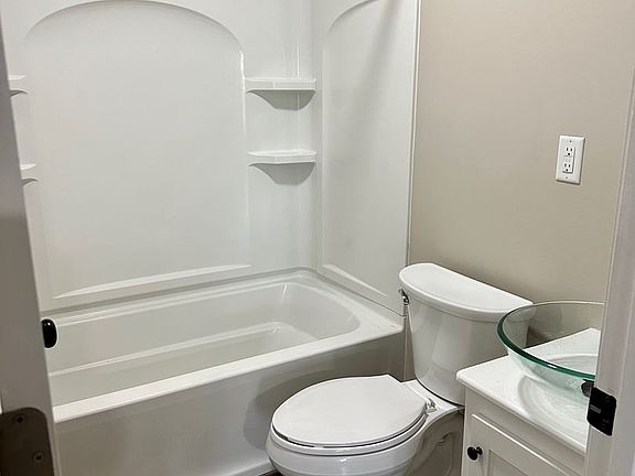 4th image of 625 Simpson Ave APT 1
