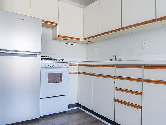2nd image of 3727 N Pine Grove Ave APT 210