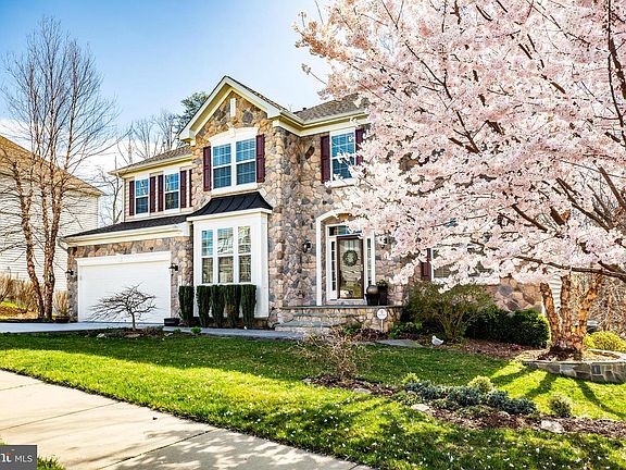 2nd image of 1014 W Kensington Cir