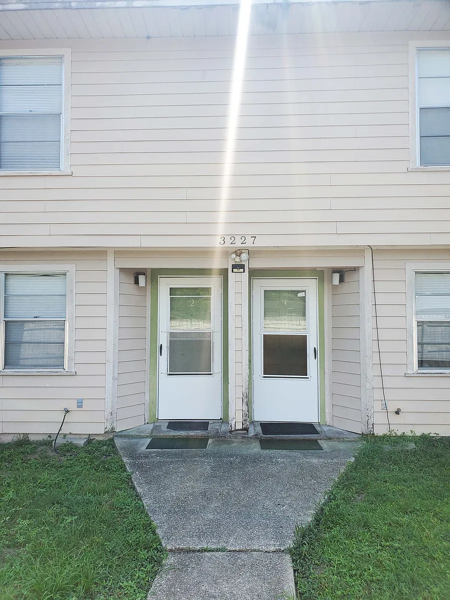 Building Photo - 3227 SW 25th Dr #2