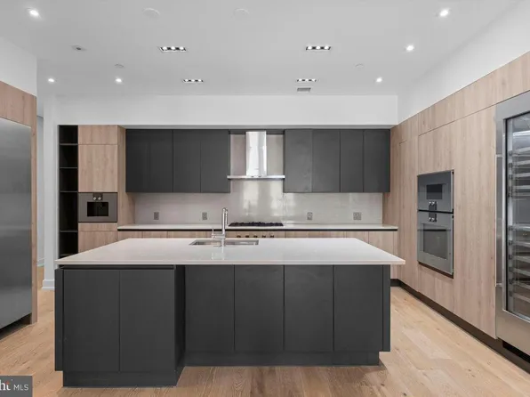 724 Chestnut St #201, Philadelphia, PA 19106