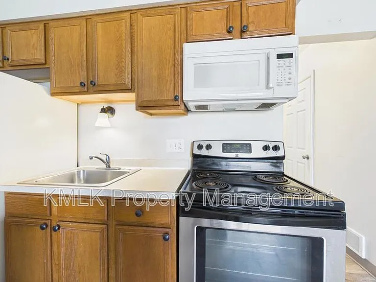 685 Sherman St — Photo 14