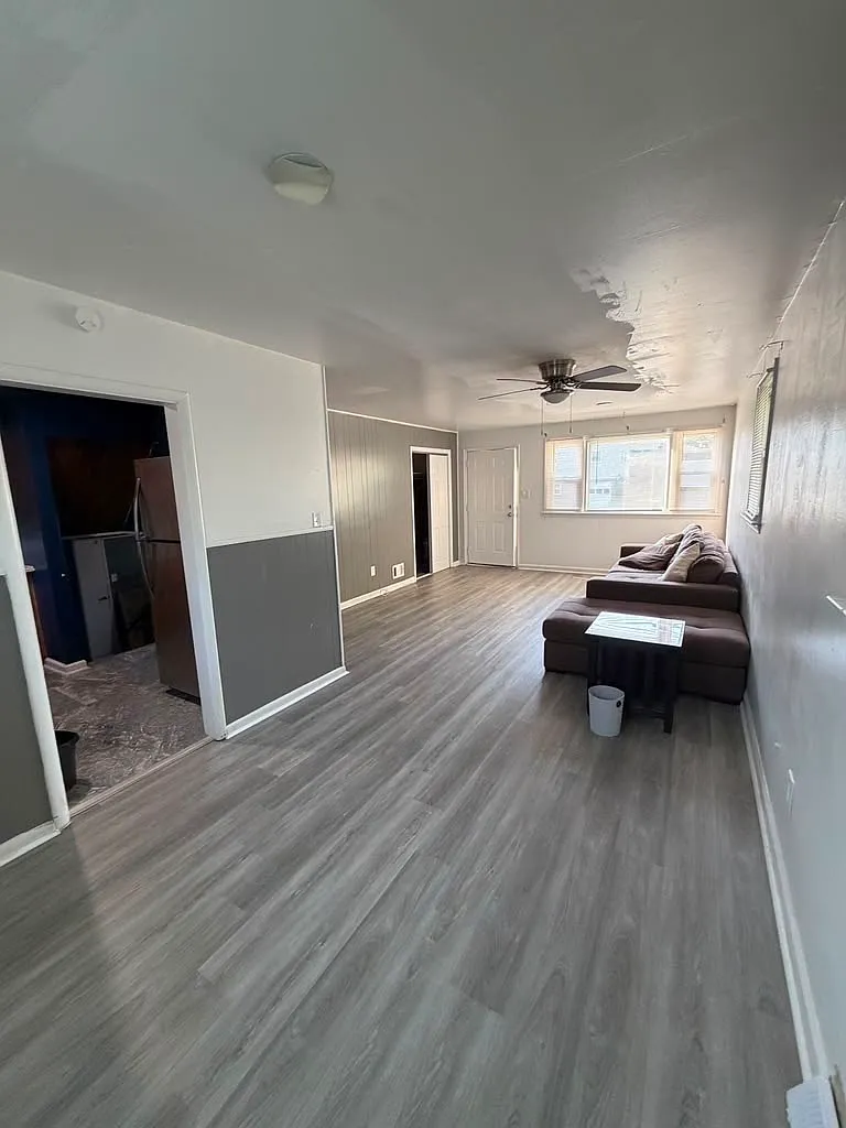 3 bed, 1.5 bath, 1500 sqft, $2,300 — Photo 2