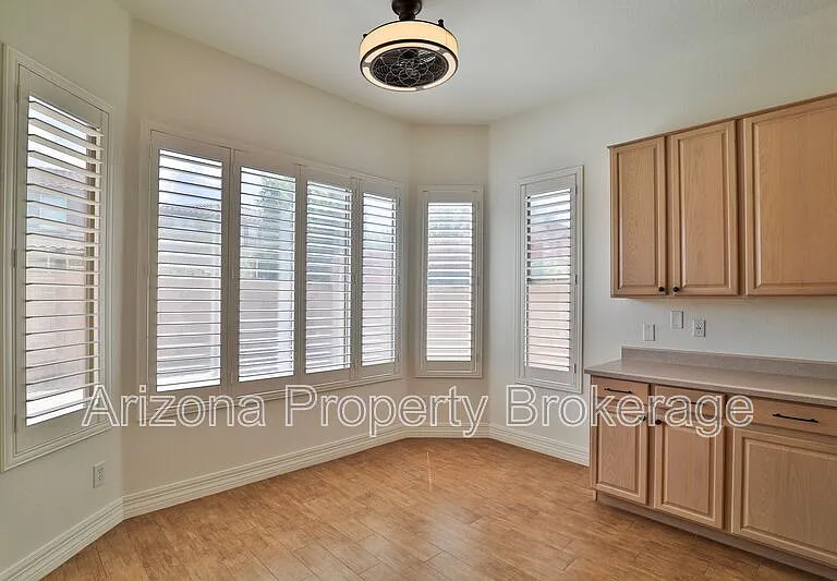 715 E Orchid Ln — Photo 10