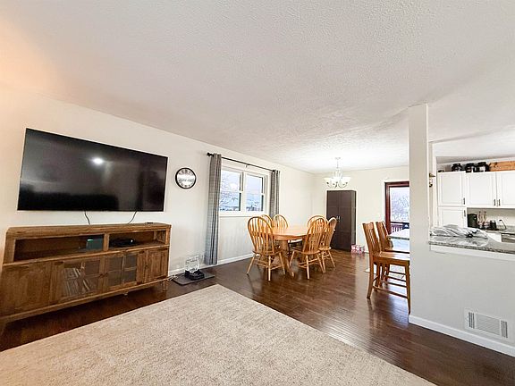 5th image of 116 N Douglas Dr