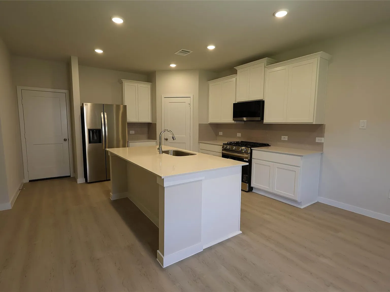4 bed, 2.5 bath, 2057 sqft, $2,400 — Photo 4