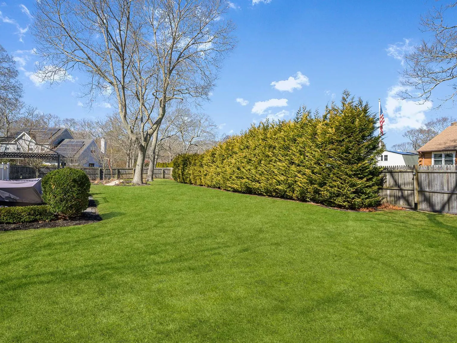 Delightful Year Round Hampton Bays Ranch — Photo 4