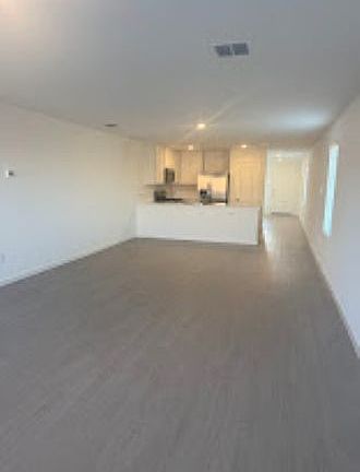 4th image of 609 Breeds Hill Rd