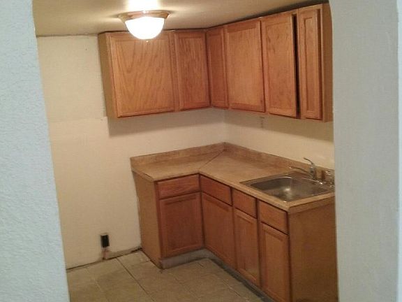 3rd image of 2140 E Clementine St