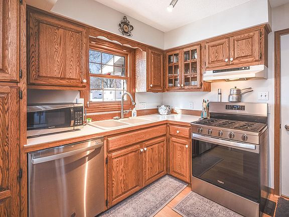 3rd image of 103 E Interlaken Rd