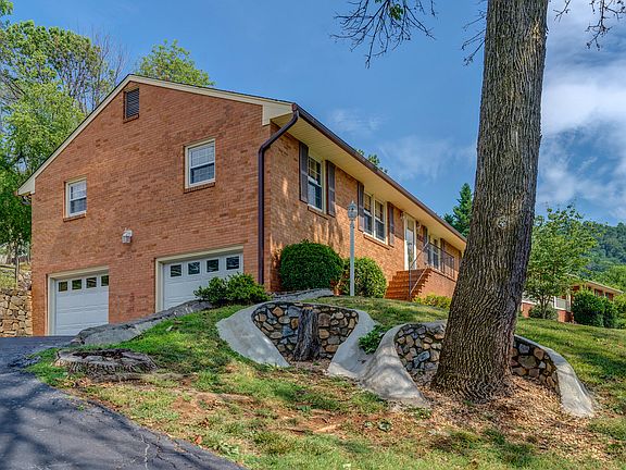 3rd image of 4040 Falling Creek Dr