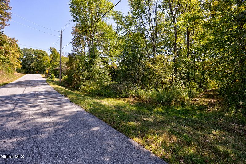 3rd image of 140 Ruckytucks Road