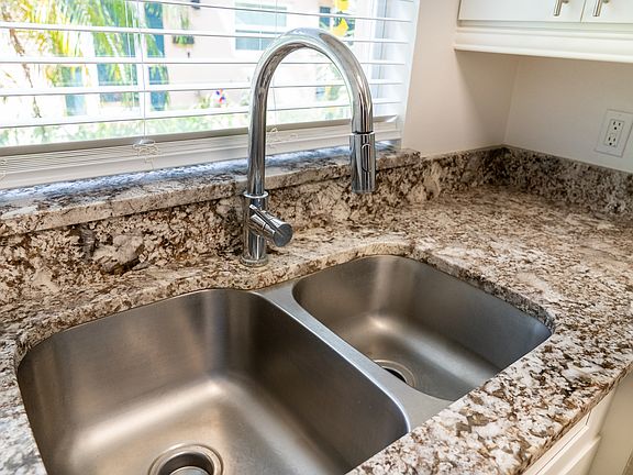 5th image of 521 S Summerlin Ave