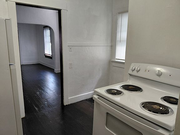 4th image of 121-123 Huron Ave