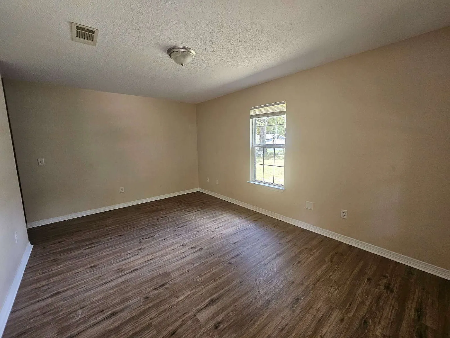 3 bed, 2.0 bath, 1161 sqft, $1,575 — Photo 2