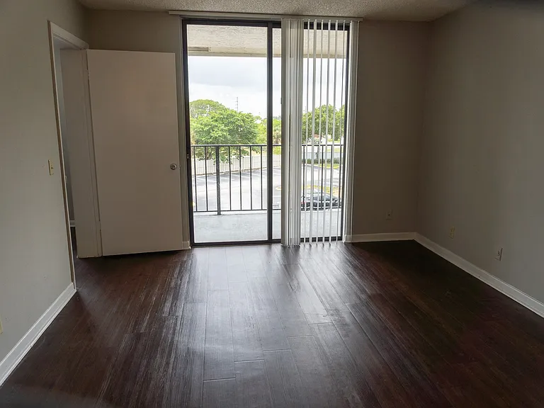 Bella Lago Vista — Photo 25