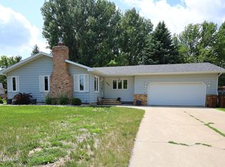 1006 James Ave SE, East Grand Forks, MN 56721