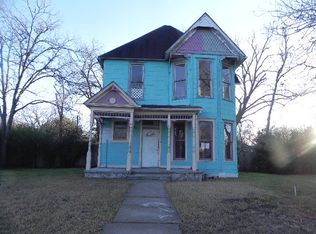 502 Nelson St, Yoakum, TX 77995