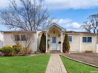 43 Hope Dr, Plainview, NY 11803