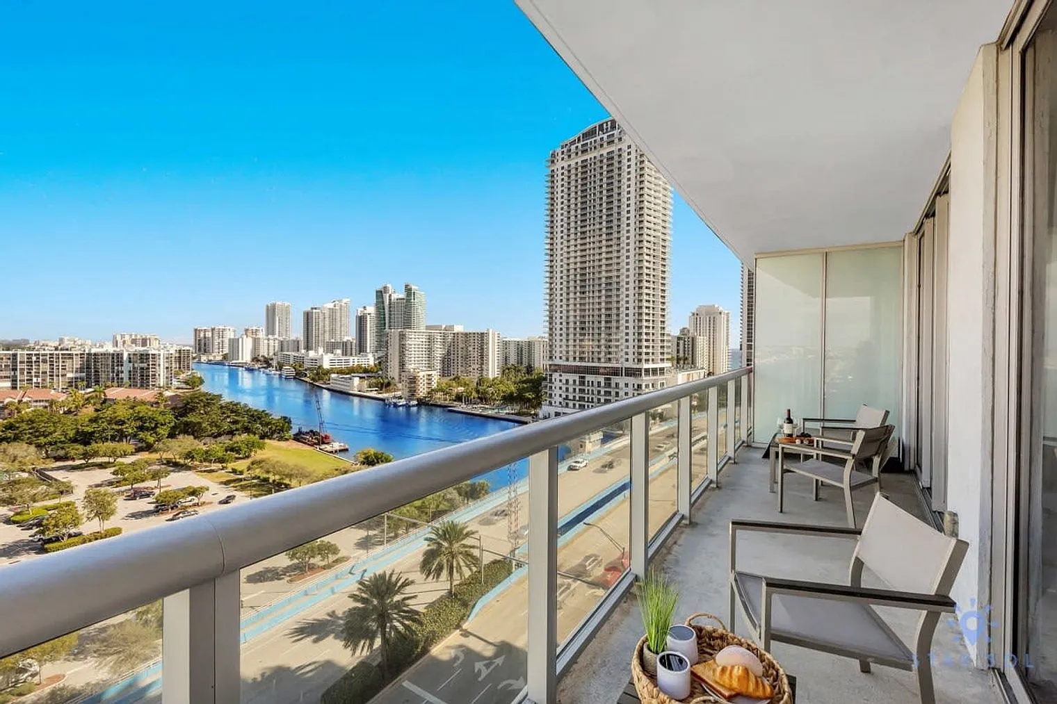 2 bed, 2.0 bath, 990 sqft, $8,208 — Photo 4