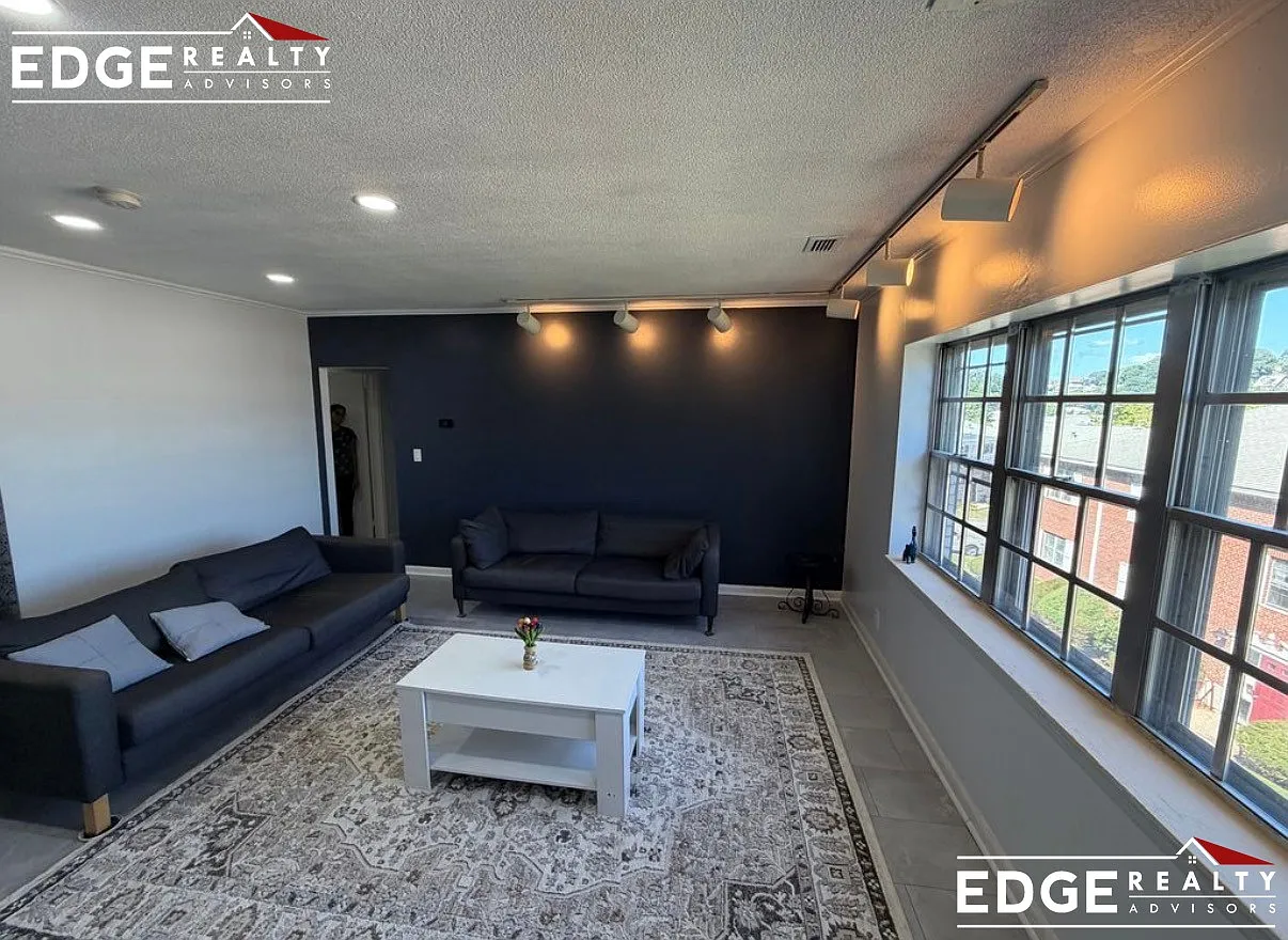 3 bed, 1050 sqft, $3,400 — Photo 2