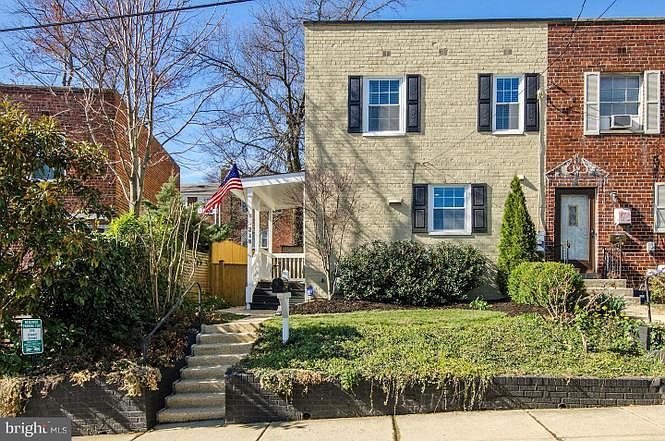 1st image of 218 Aspen St