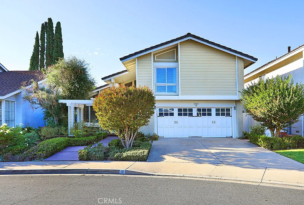 4 bed, 2.5 bath, 2400 sqft, $5,900 — Photo 1