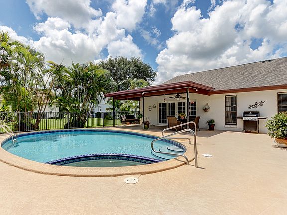 Home For Sale In CHANNING VILLAS OF WELLINGTON PH II