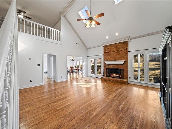 4th image of 2174 Knoll Ln