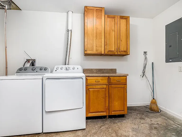 1043 Edina St — Photo 35
