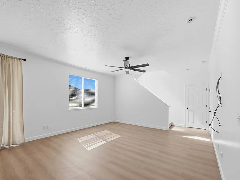 250 N 1630 W — Photo 8