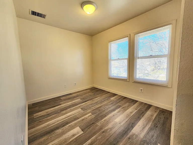 520 W 11th St #6 — Photo 7