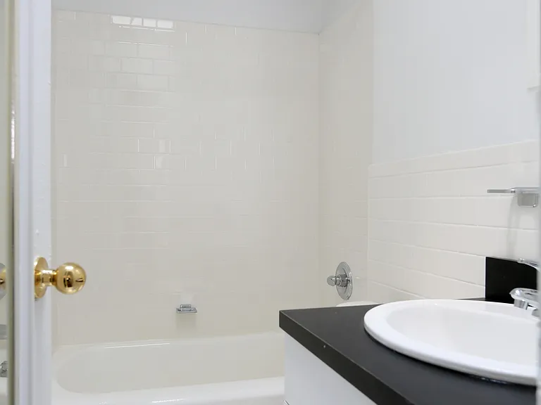 150 E 46th St #3B — Photo 4