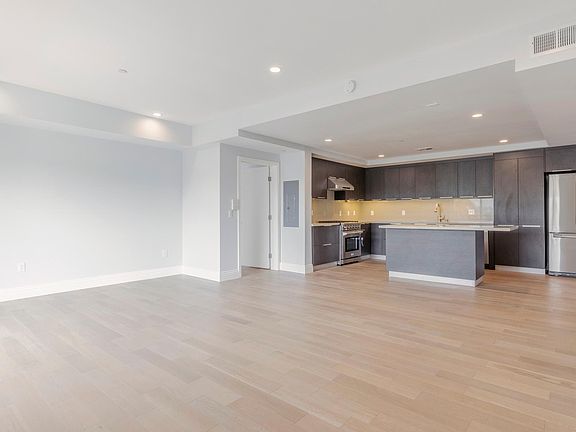 4th image of 2939 Leeward Ave Unit 301