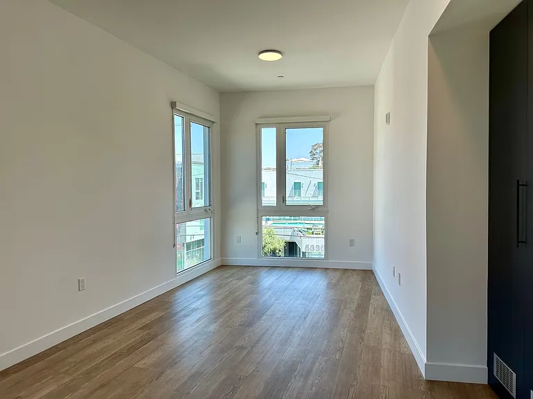 5300 W Adams Blvd #302 — Photo 6