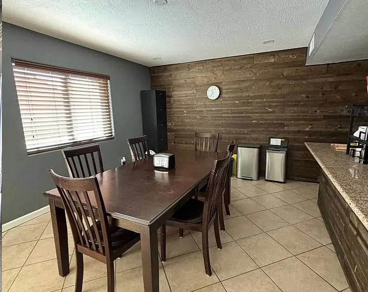 4025 E Saint Charles Ave — Photo 4