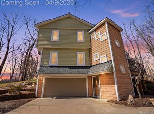 7845 Sleepy Hollow Dr, Northville, MI