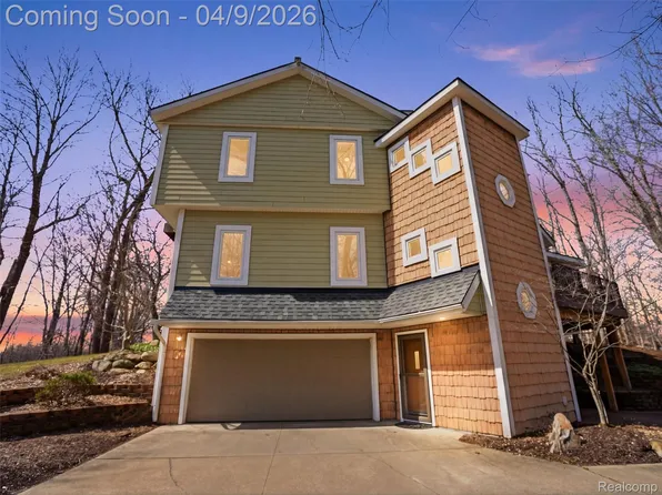 7845 Sleepy Hollow Dr, Northville, MI 48168