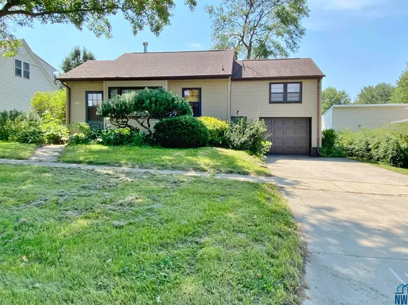 808 Plymouth St SE, Le Mars, IA 51031