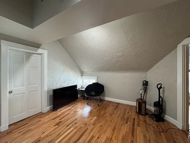 26 Conklin Apts — Photo 4