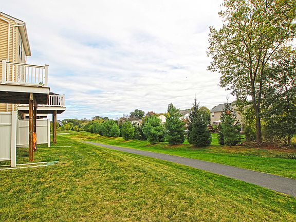 3rd image of 21 Yellow Rose Ln