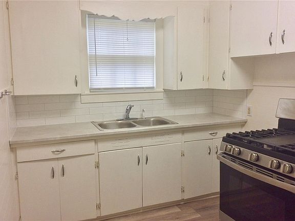 3rd image of 406 N Broadway St