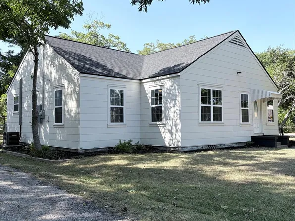 723 E Blackshear St, Navasota, TX 77868