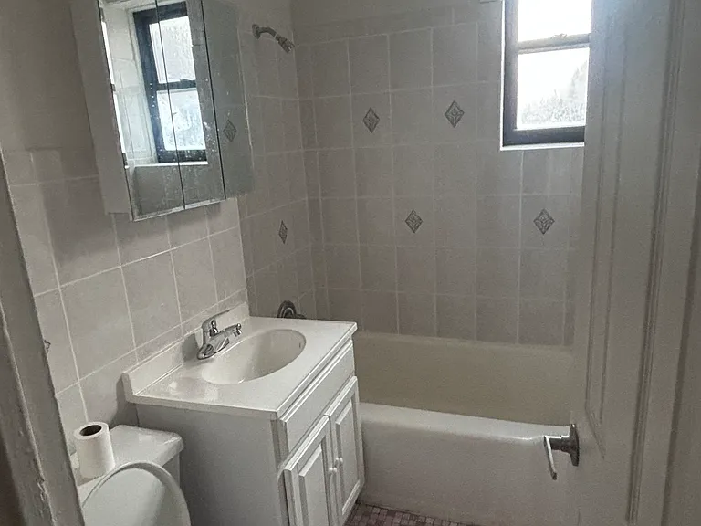 61-88 Dry Harbor Rd #3B — Photo 4
