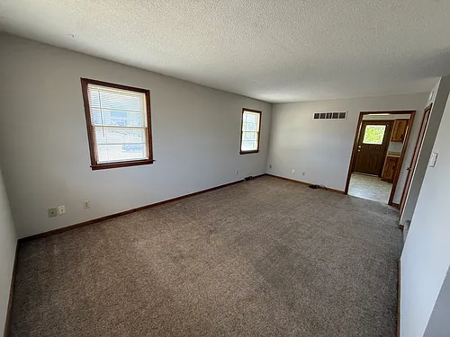 4 bed, 2.5 bath, $1,400 Photo 1