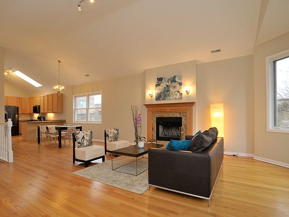 4th image of 830 N Hermitage Ave APT 3