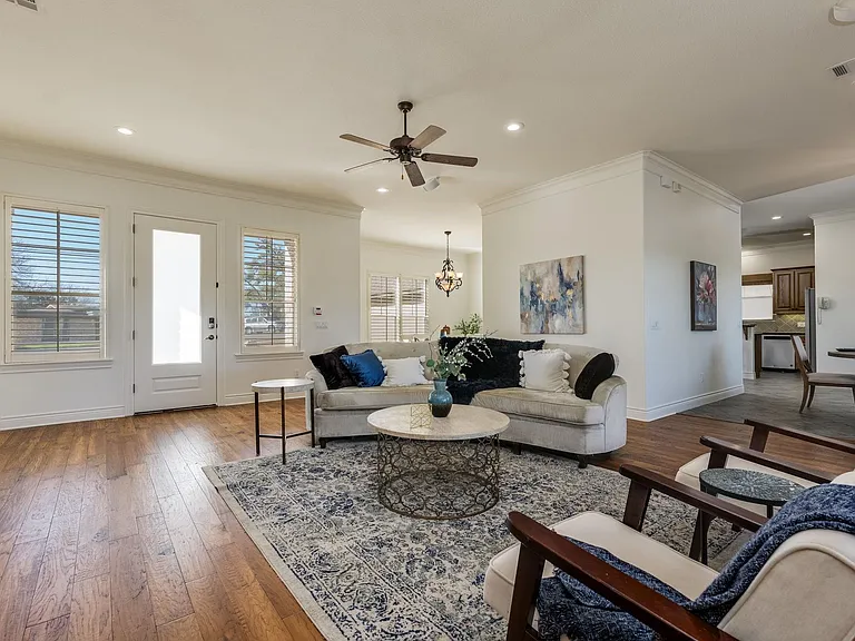 132 Lakeway Dr — Photo 8