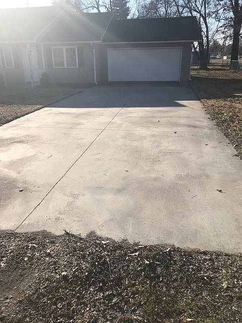 2nd image of 1020 Pecan St