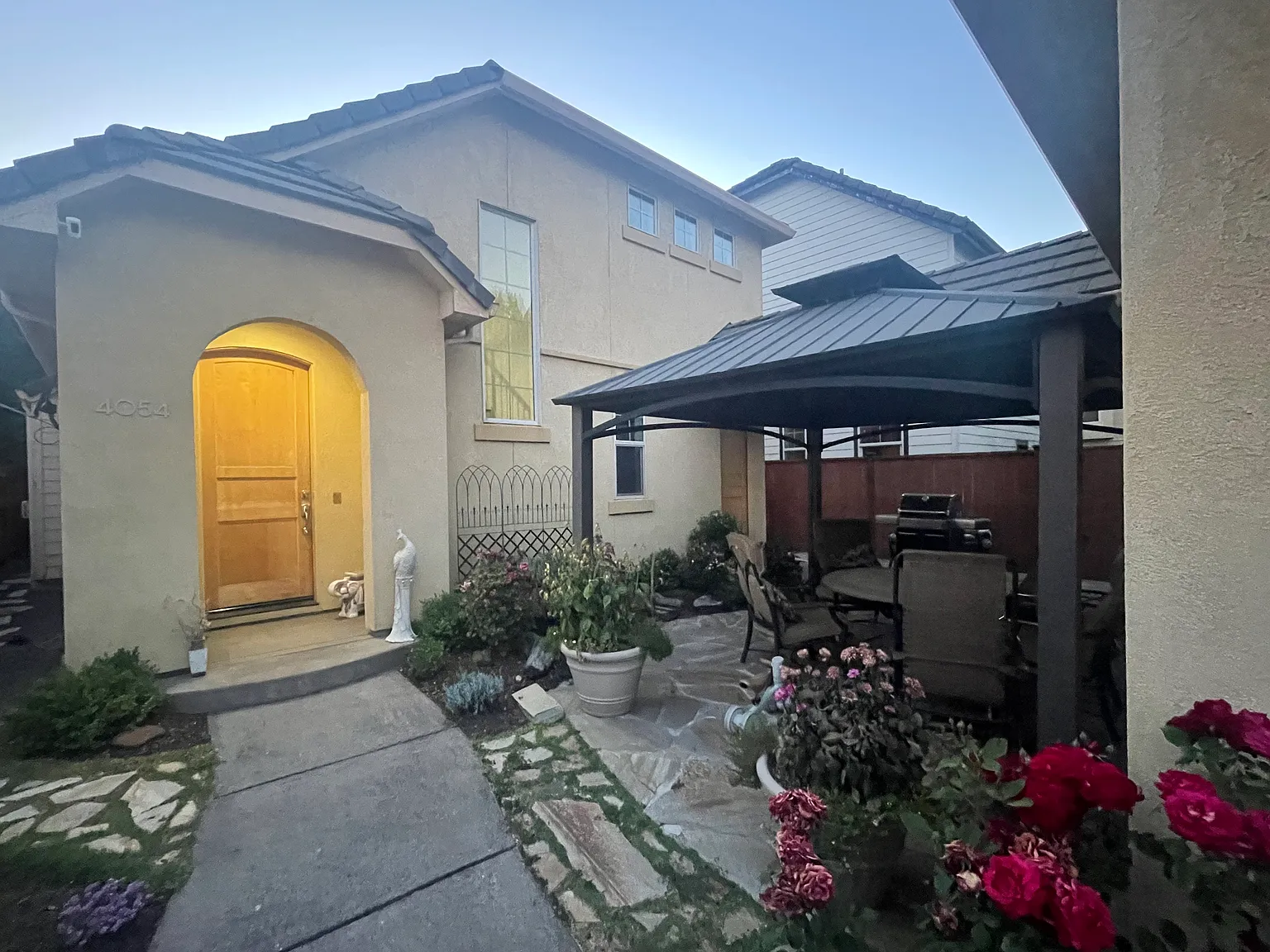 3 bed, 2055 sqft, $2,800 — Photo 1