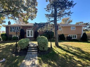 2 Kilmer Ave, Dix Hills, NY 11746